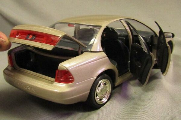 1998 Saturn SL2 1:18 Die-Cast Model