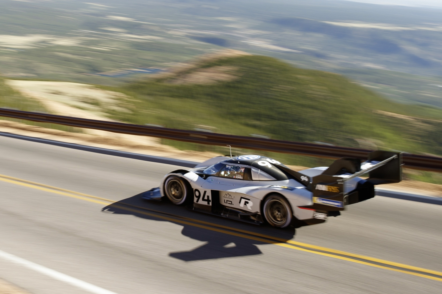 message-editor%2F1585668068328-volkswagen_i.d._r_pikes_peaks_record-breaking_run-small-8510.jpg