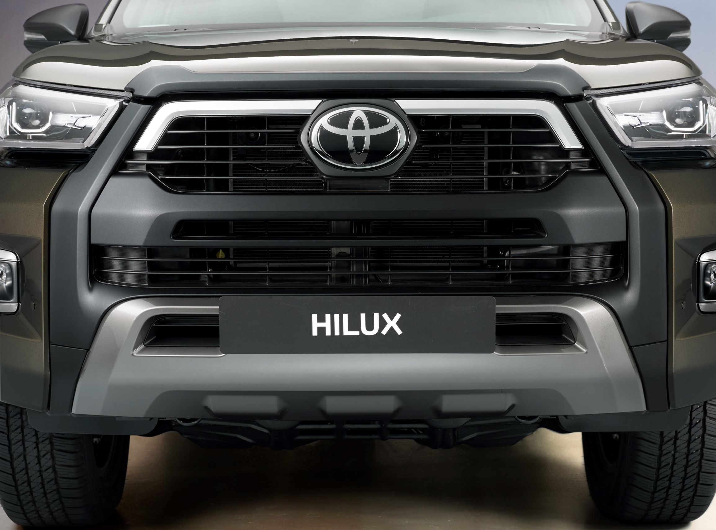 message-editor%2F1591279696941-hiluxdetailfrontgrille.jpg