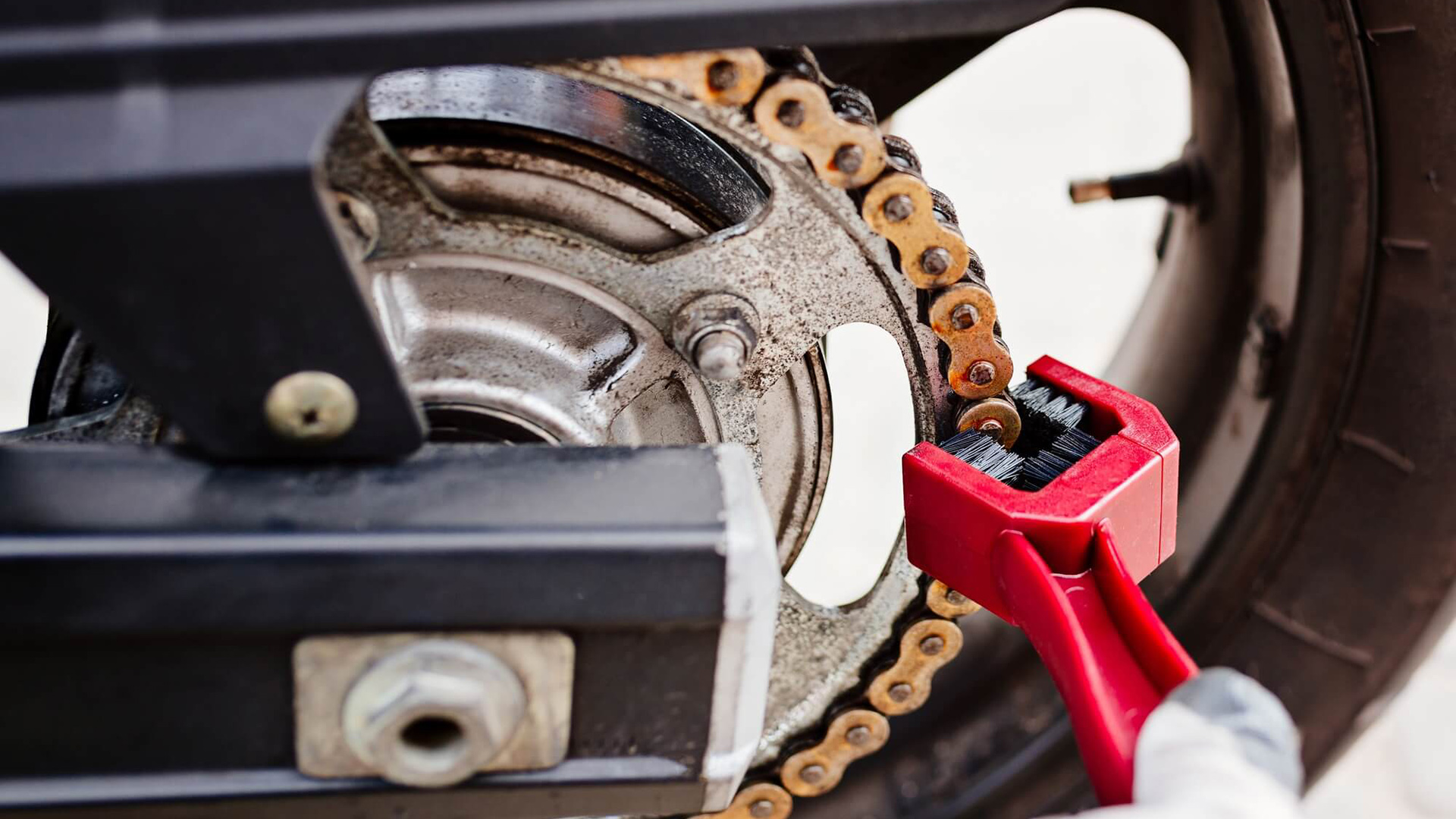 A grunge brush is the best and most efficient way to clean a motorcycle chain.