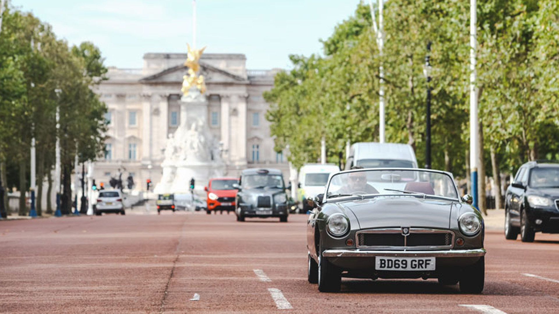 message-editor%2F1602436774715-rbw_roadster_buckingham_palace.jpg