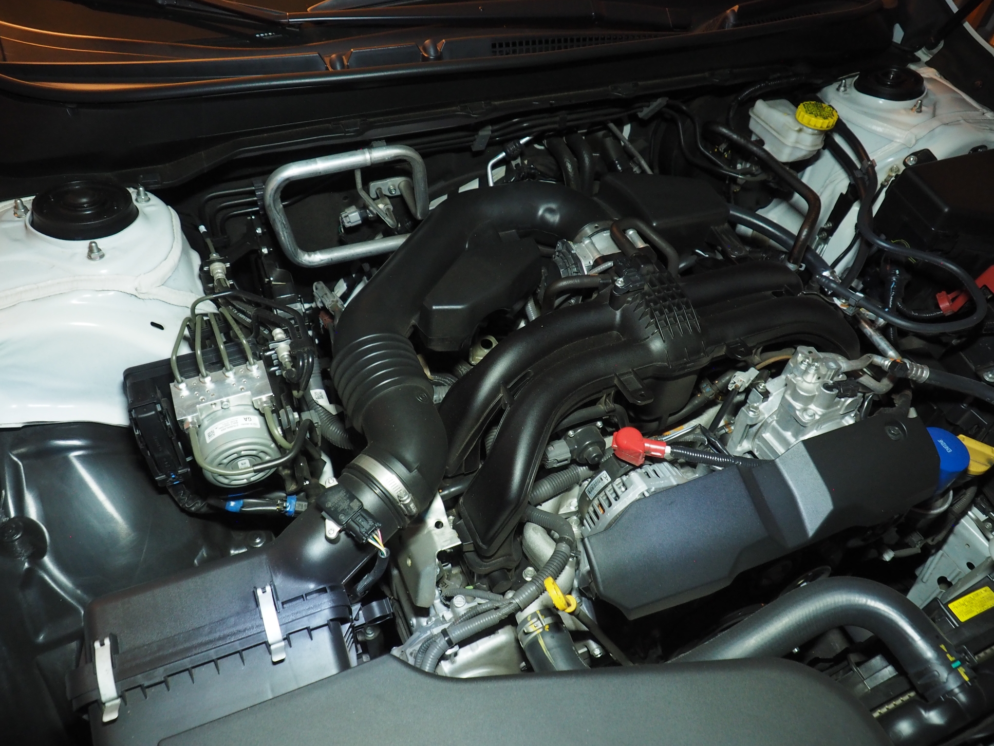 Illuminating an engine bay using the MYCHANIC Blade light.