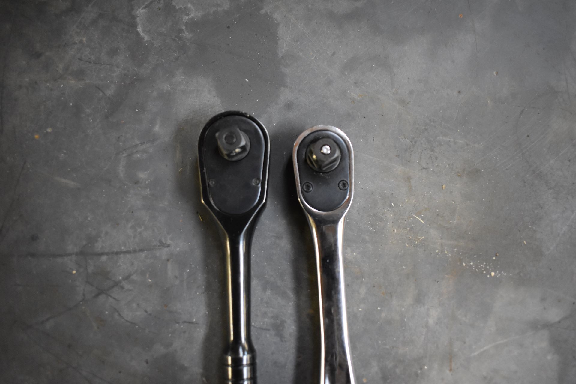 A comparison of DeWalt's small ratchet head vs Stanley's.