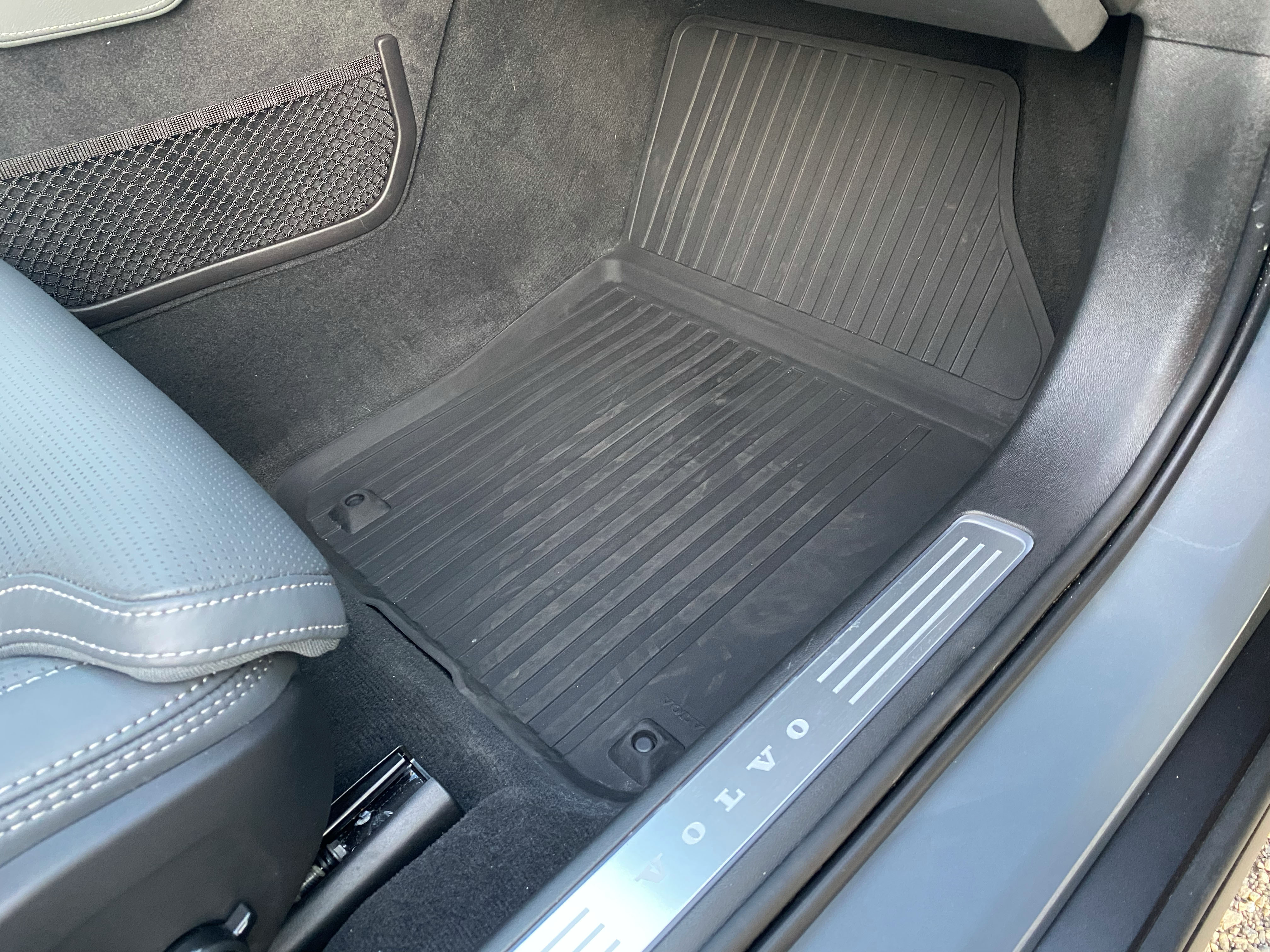 2021 Volvo V90 Cross Country rubber floor mats