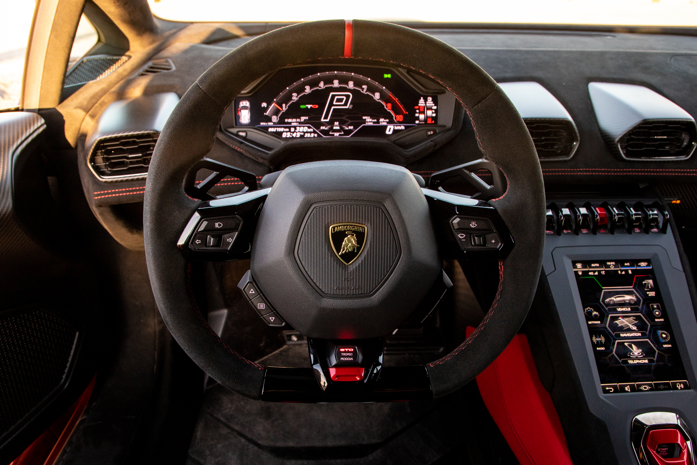 message-editor%2F1639001510300-lamborghini_huracan_sto_review-22.jpg