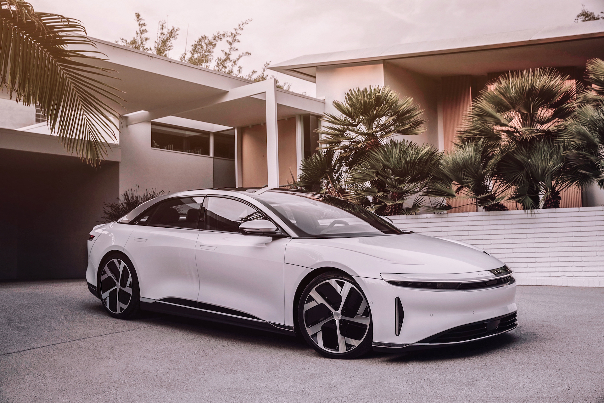 message-editor%2F1640160805907-lucid-air-exterior-09.jpg