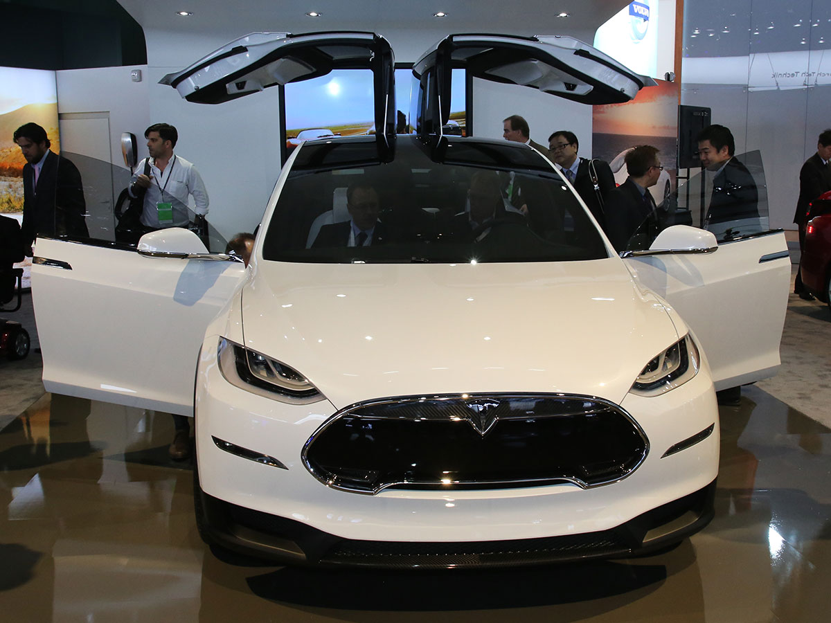 010616_teslamodelxfalconwingdoor_art.jpg