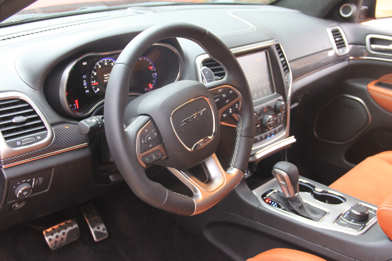 2017-jeep-grand-cherokee-srt-interior-3.jpg