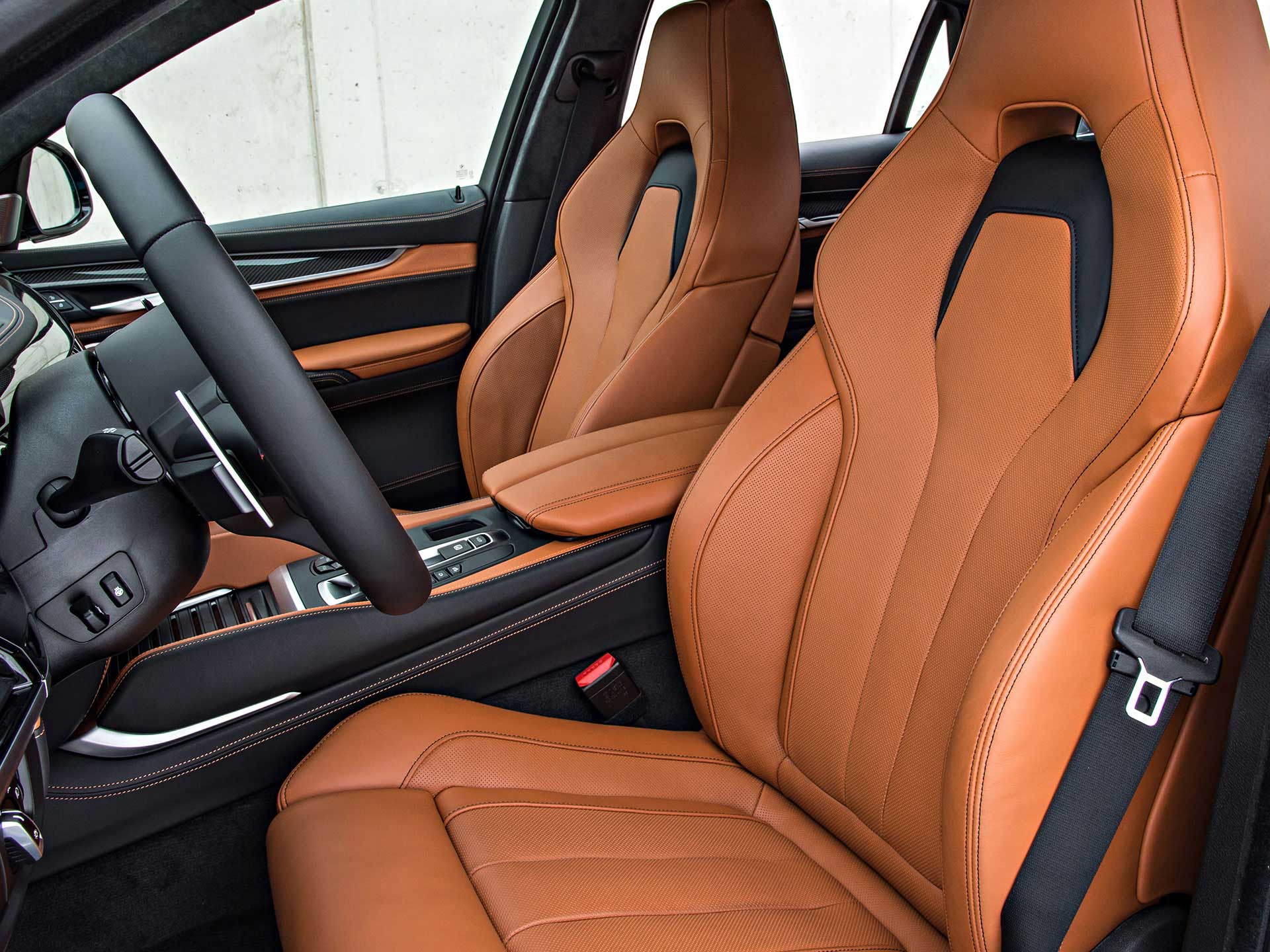 bmw-x6m-front-seat.jpg