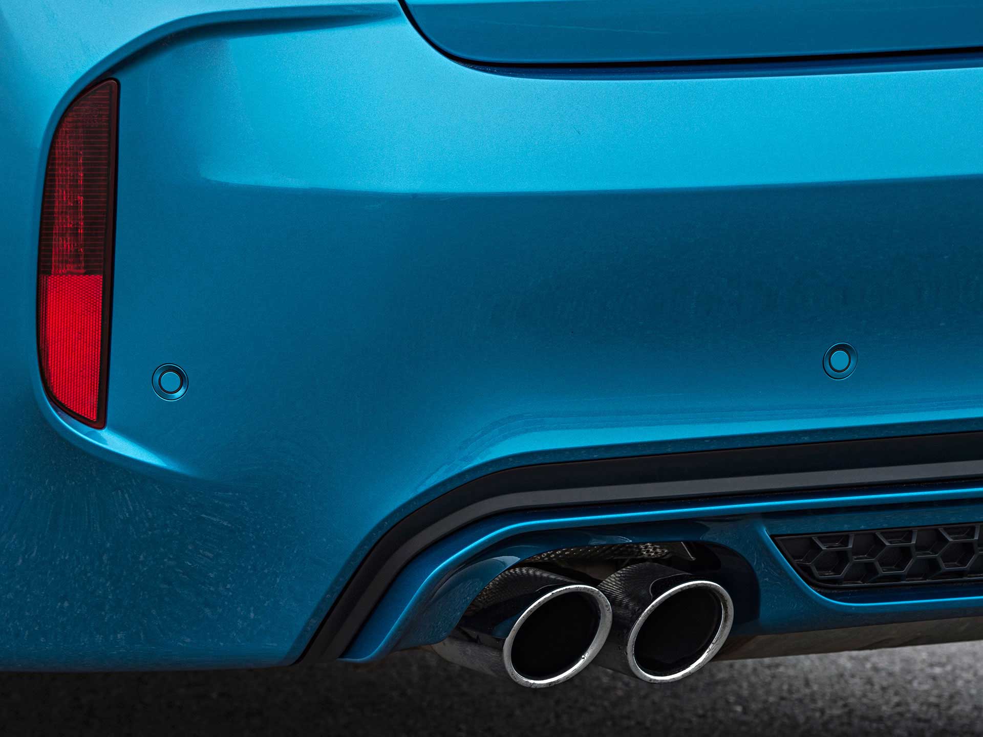 bmw-x6m-tailpipe.jpg