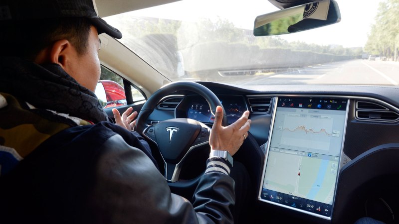 Tesla’s Navigate on Autopilot ‘Raises Serious Safety Concerns,’ <em>Consumer Reports</em> Says