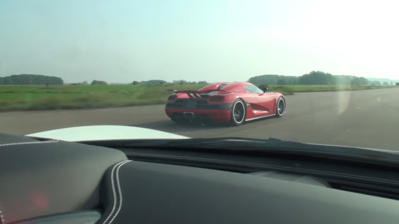 Watch This Koenigsegg Agera R Spank a Ferrari 458 From a Dig