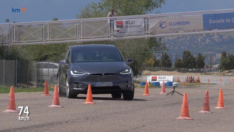 Watch This Tesla Model X Get Put Through the ‘Moose Test‘