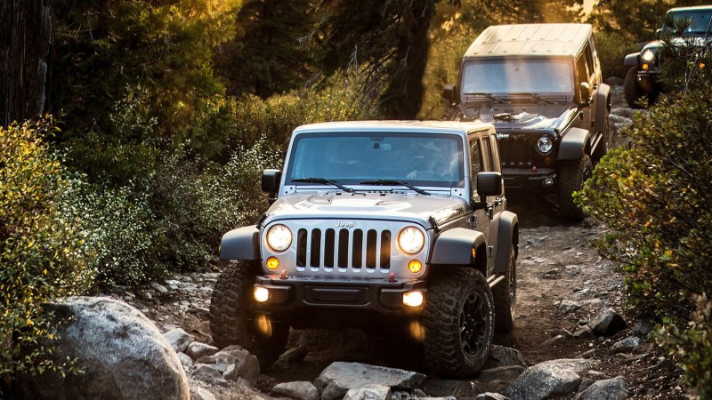 Jeep Wrangler JK Radio Randomly Catches Fire but Is Saved by Quick-Thinking Mechanic