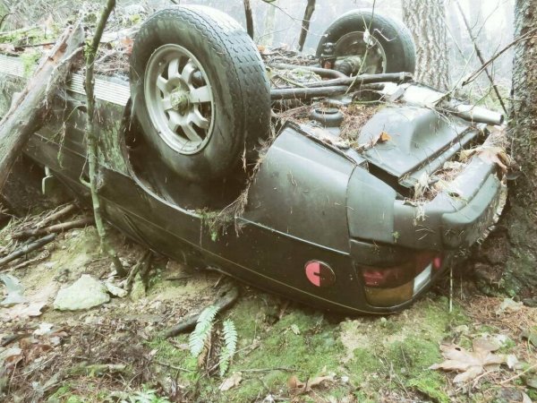 Porsche 924 Is Found Wrecked By a Cliff 27 Years Later