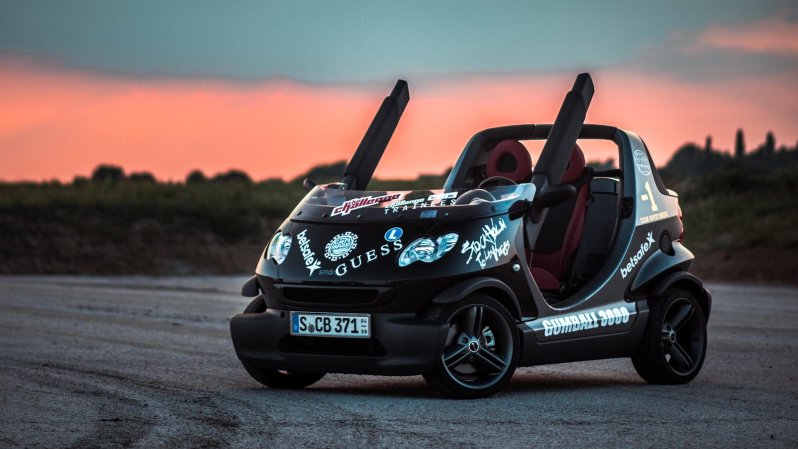 Watch a Roofless Smart Car Take a Trip Through the Car Wash