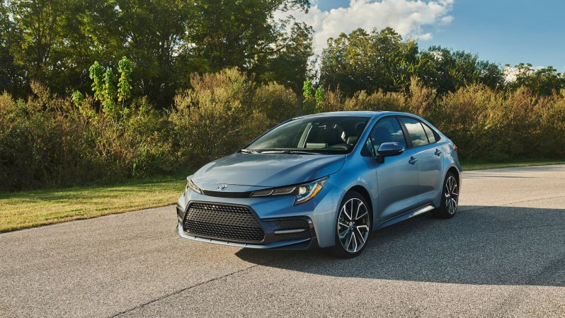 Toyota Will Retrofit Apple CarPlay to 2018 Camry and Sienna for a ‘Small Service Charge’