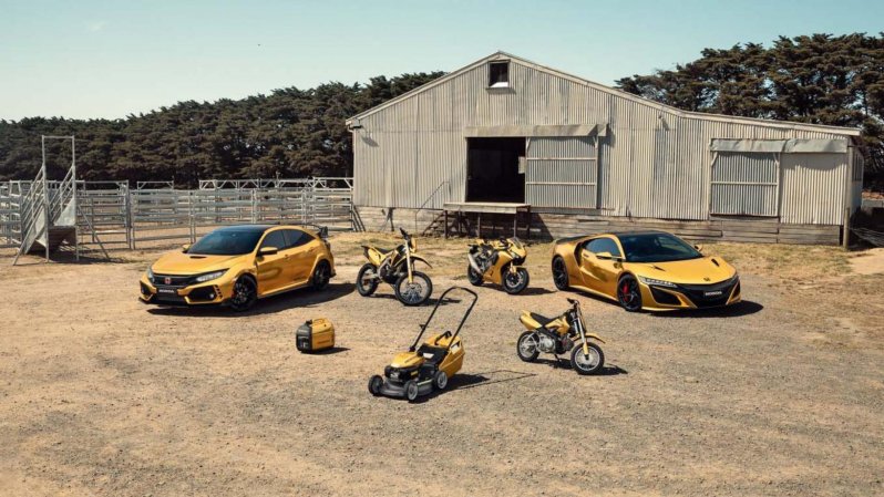 Honda Wrapped a Civic Type R and NSX in Gold to Celebrate Its 50th Australian Birthday