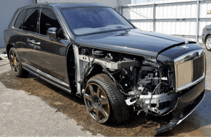 There’s a Wrecked $400,000 Rolls-Royce Cullinan Wasting Away in a Chicago Salvage Yard