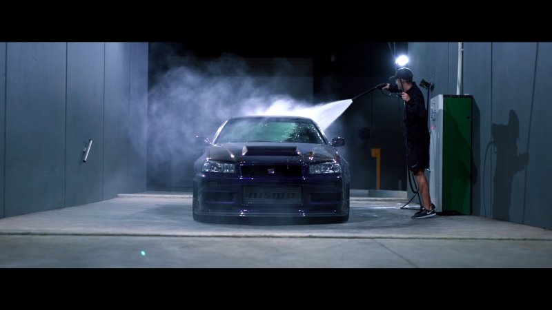 Watching This Ultra-Rare Nissan Skyline R34 GT-R Get Washed and Detailed Is Therapeutic