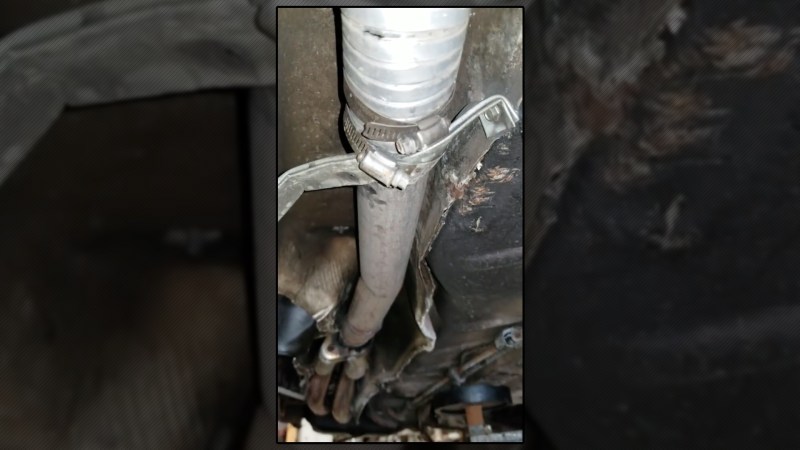 Car Mechanic Discovers the World’s Most Poorly Assembled Exhaust System