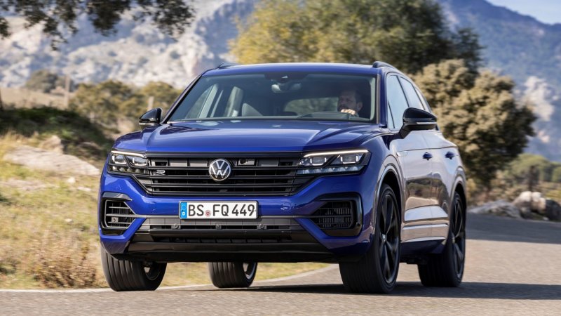 The Volkswagen Touareg R Is a 455-HP Hybrid Porsche in Disguise