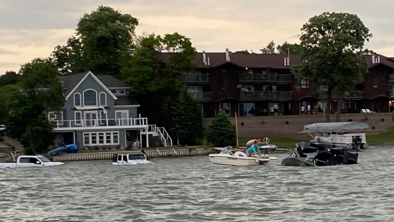 Ford Raptor, Jeep Wrangler Attempt to Save $300,000 Speed Boat; All Three Sink