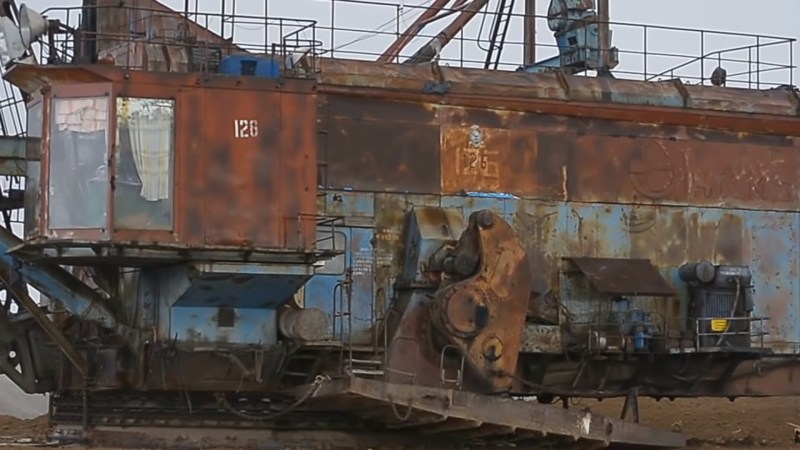 This Russian Walking Excavator Looks Like Something Straight Out of <em>Star Wars</em>