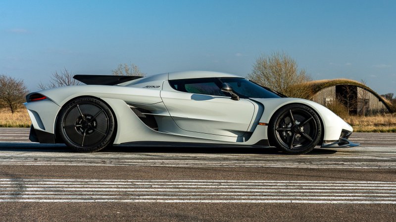 The Koenigsegg Jesko’s Naked Carbon Body Is a $443,400 Option