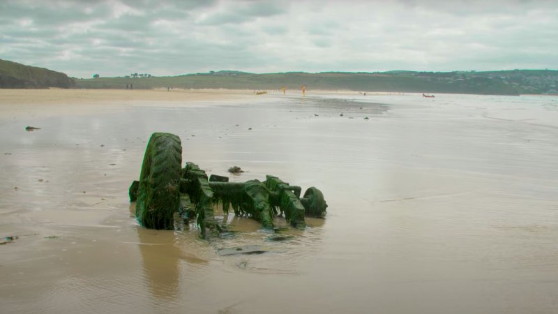 31 Years After Getting Stuck, This Sunken 1968 Land Rover Emerges Again From the Sand