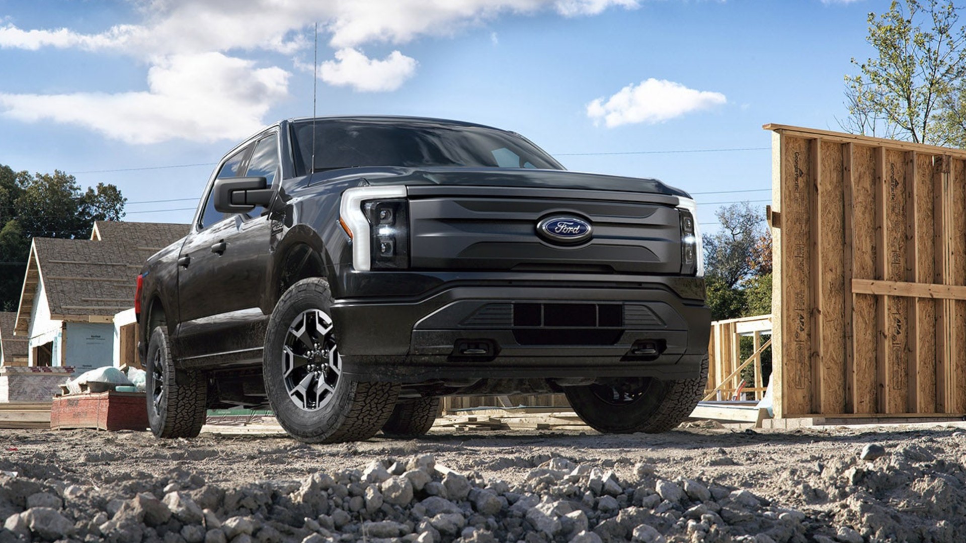 Big Ford F-150 Lightning Lease Deal Lops Off $10,500 and Tosses in Home Charger