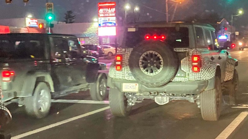 2023 Ford Bronco Raptor Looks Properly Huge Next to Normal Traffic