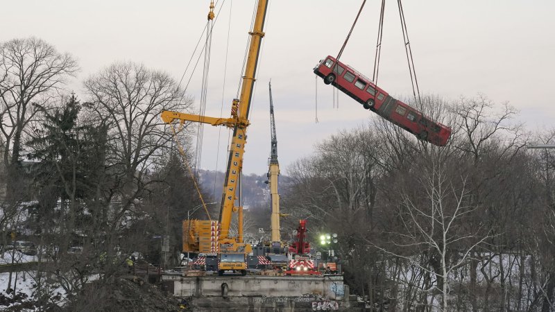 Recovering the Bus From That Collapsed Pittsburgh Bridge Was a Huge Effort