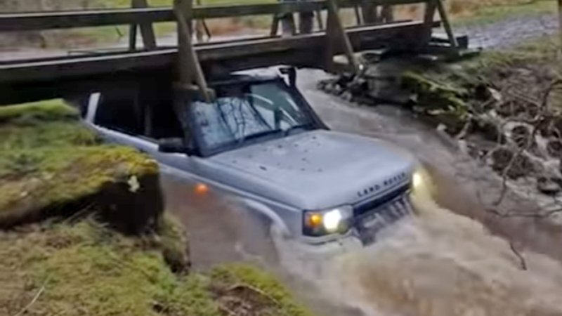 This Off-Road Excursion in a Land Rover Discovery Did Not Go Well