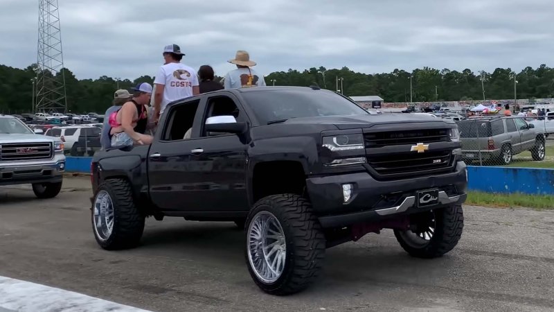 The ‘Carolina Squat’ Truck Trend Is Outlawed in Virginia Now, Too