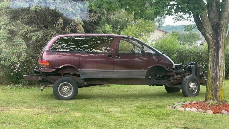 Toyota Previa on a 32-Foot RV Chassis Is an Insane Way to Spend $3,000