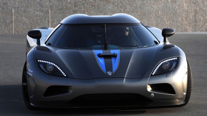 Watch This Koenigsegg Own a Porsche 918 on the Autobahn