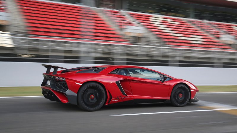 Lamborghini Vows Not to Kill the V12