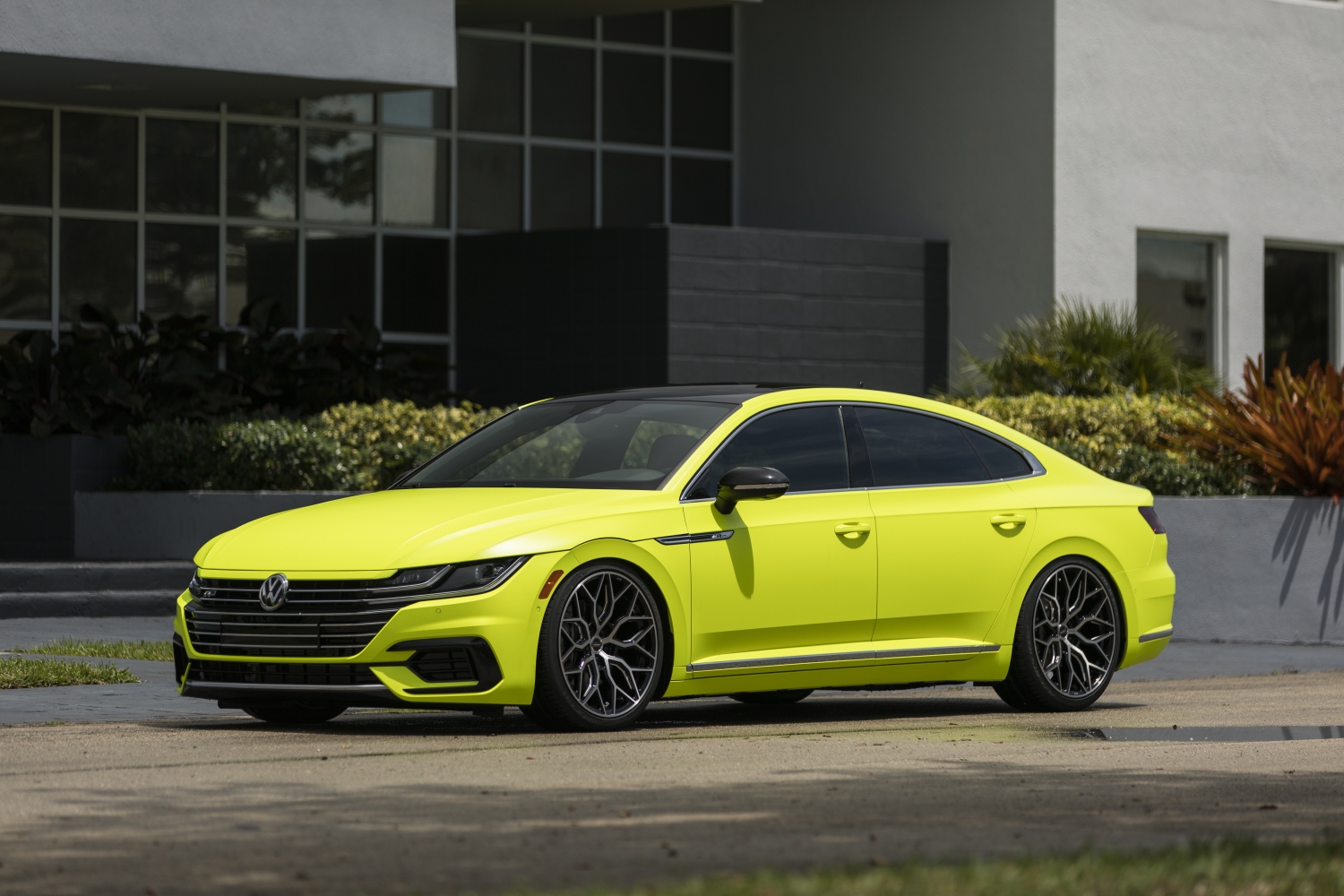 message-editor%2F1526669978642-2019_arteon_r-line_highlight_concept-small-8307.jpg