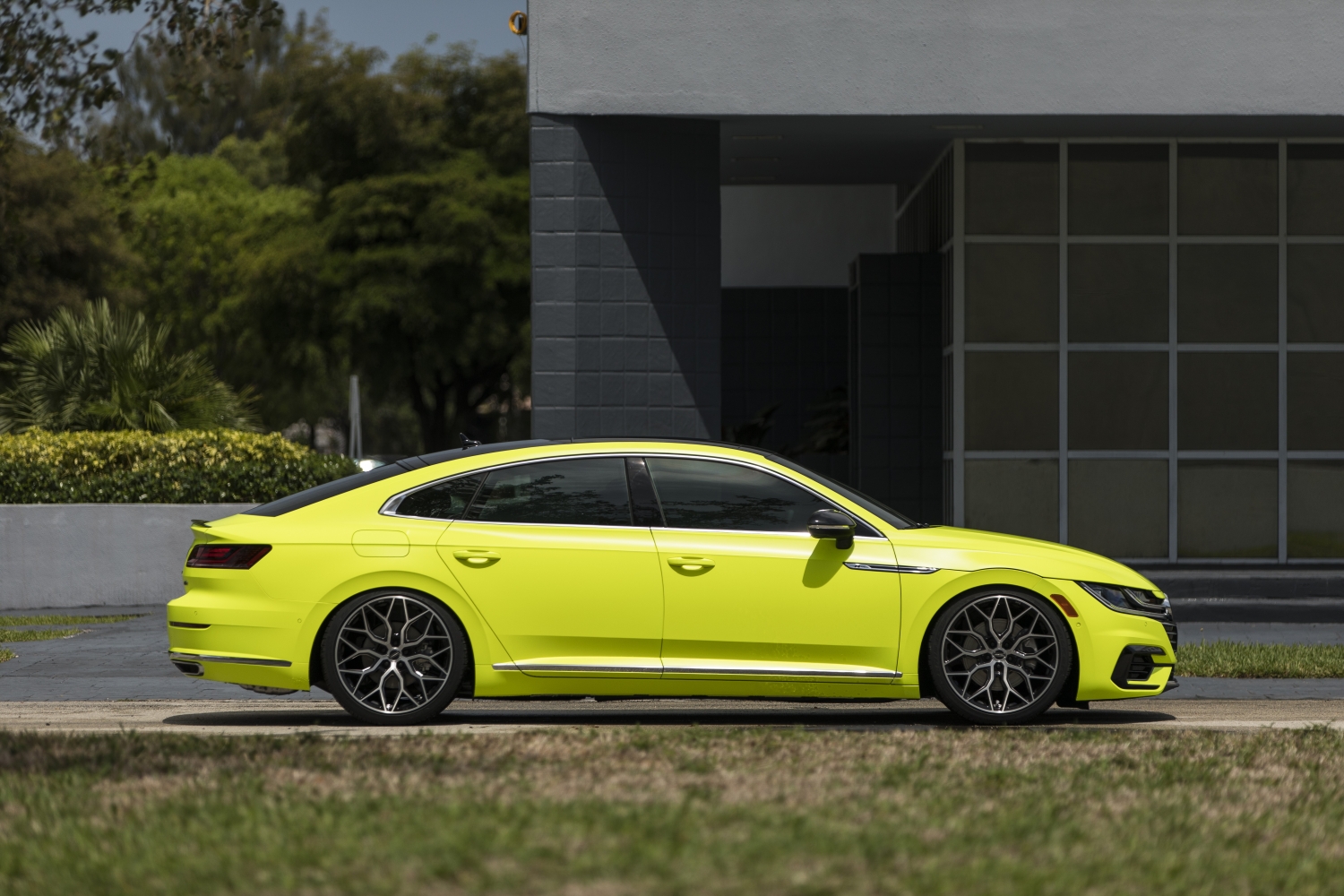 message-editor%2F1526669998372-2019_arteon_r-line_highlight_concept-small-8314.jpg